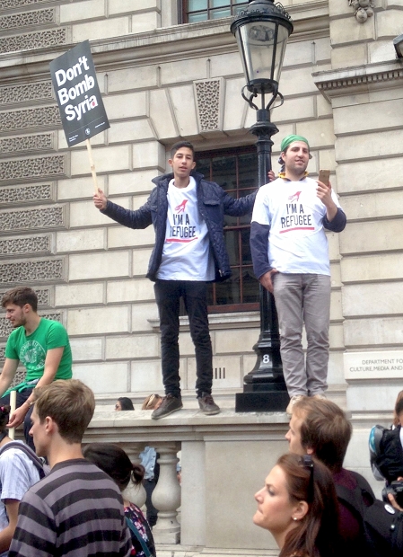 Zwei Männer mit T-Shirts: I'm a Refugee